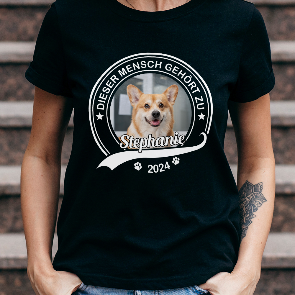 Personalisiertes Dieser Mensch Gehört zu T-Shirt - Individuelles Unisex T-Shirt für Hundeliebhaber und Hundebesitzer - Geschenk für Tierliebhaber