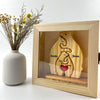 Holz-Schaukastenrahmen mit klarer Acrylscheibe und Scharniertür - Staubdichte Vitrine mit kursiver Schrift (nur Box)
