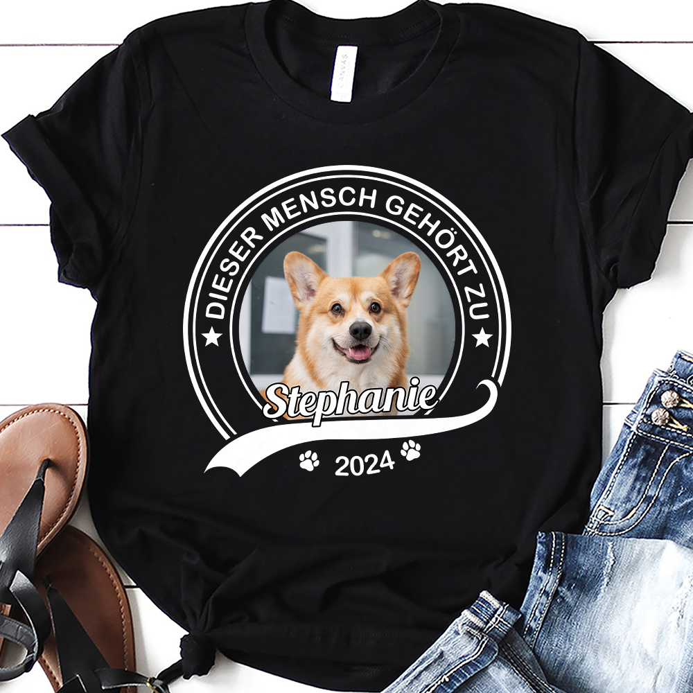 Personalisiertes Dieser Mensch Gehört zu T-Shirt - Individuelles Unisex T-Shirt für Hundeliebhaber und Hundebesitzer - Geschenk für Tierliebhaber