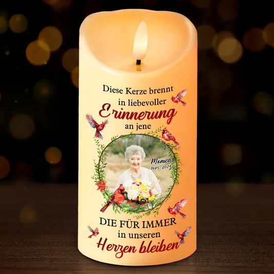 Diese Kerze brennt in liebevoller Erinnerung an diejenigen, die für immer in unseren Herzen sind - Personalisierte LED-Gedenkkerze