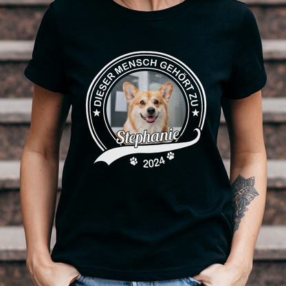 Personalisiertes Dieser Mensch Gehört zu T-Shirt - Individuelles Unisex T-Shirt für Hundeliebhaber und Hundebesitzer - Geschenk für Tierliebhaber