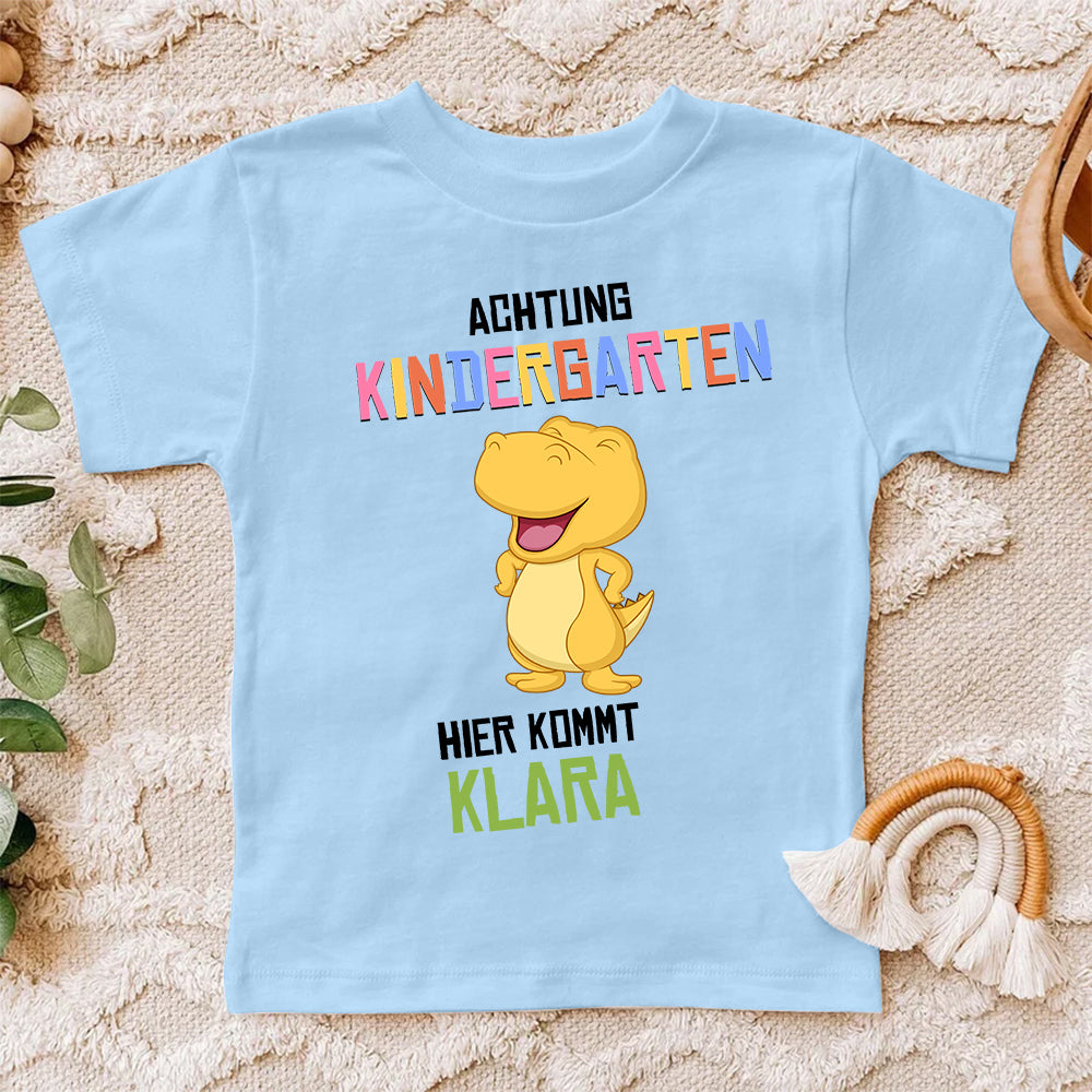 Achtung Kindergarten Hier Komme Ich T-Shirt - Personalisiertes Einschulung T-Shirt - Geschenk zum Schulanfang für Kinder